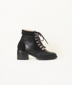 Caraz black leather boots