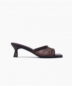 Carina chocolate mules de cuero y malla
