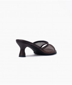 Carina chocolate mules de cuero y malla