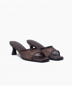 Carina chocolate mules de cuero y malla