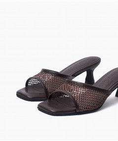 Carina chocolate mules de cuero y malla
