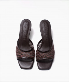 Carina chocolate mules de cuero y malla