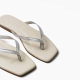 Sandalias Flip de cuero plata