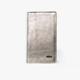 Porta pasaporte de cuero dorado