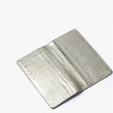 Porta pasaporte de cuero dorado